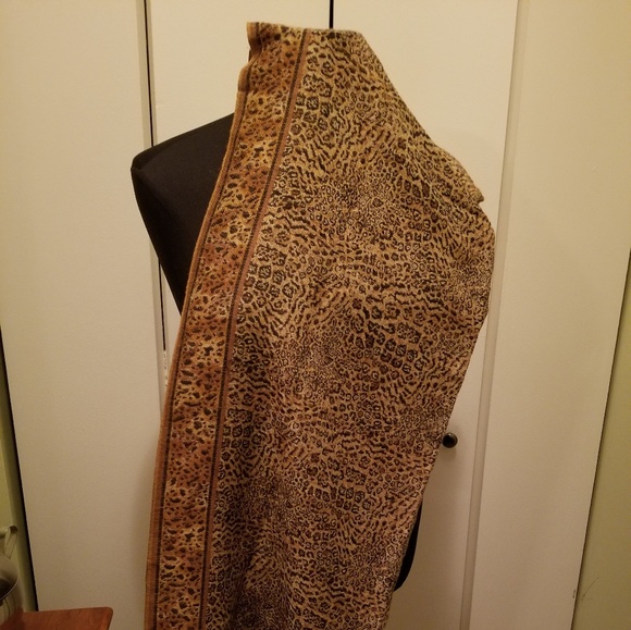 Gorgeous Leopard Print Scarf - Picture 2 of 4